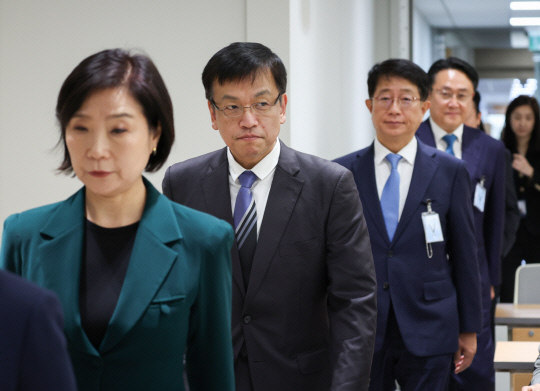 오영주 중소벤처기업부 장관 후보장(왼쪽부터), 최상목 부총리 겸 기획재정부 장관 후보자, 박상우 국토교통부 장관 후보자, 강도형 해양수산부 장관 후보자가 4일 서울 용산 대통령실 청사에서 열린 인사 발표에 입장하고 있다.   [연합뉴스]